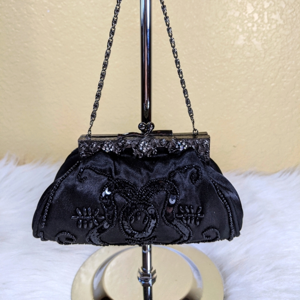 Bagtique Vintage Satin Beaded Handbag Chain Strap Kisslock Closure